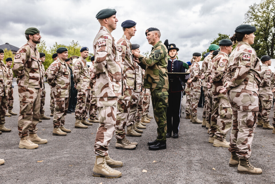 VETERANER: Vi må være forberedt på at flere veteraner kan slite psykisk framover, skriver Veteranforbundet SIOPS. Dette bildet er fra en medaljeseremoni i september 2021 der det norske sanitetsbidraget ble hedret.