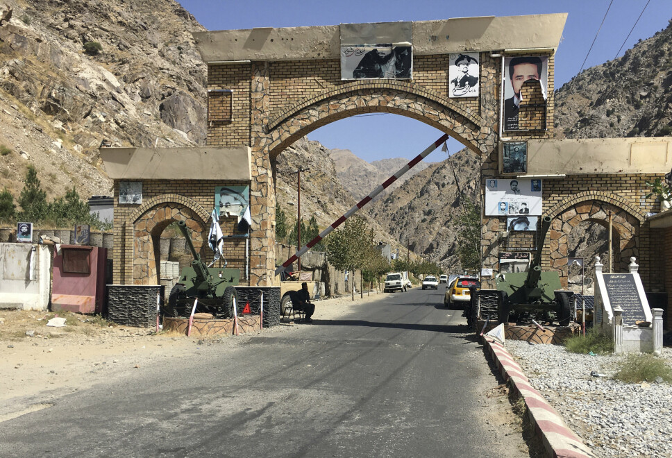AFGHANISTAN: Taliban holder vakt ved en port inn til Panjshir nordøst i Afghanistan.