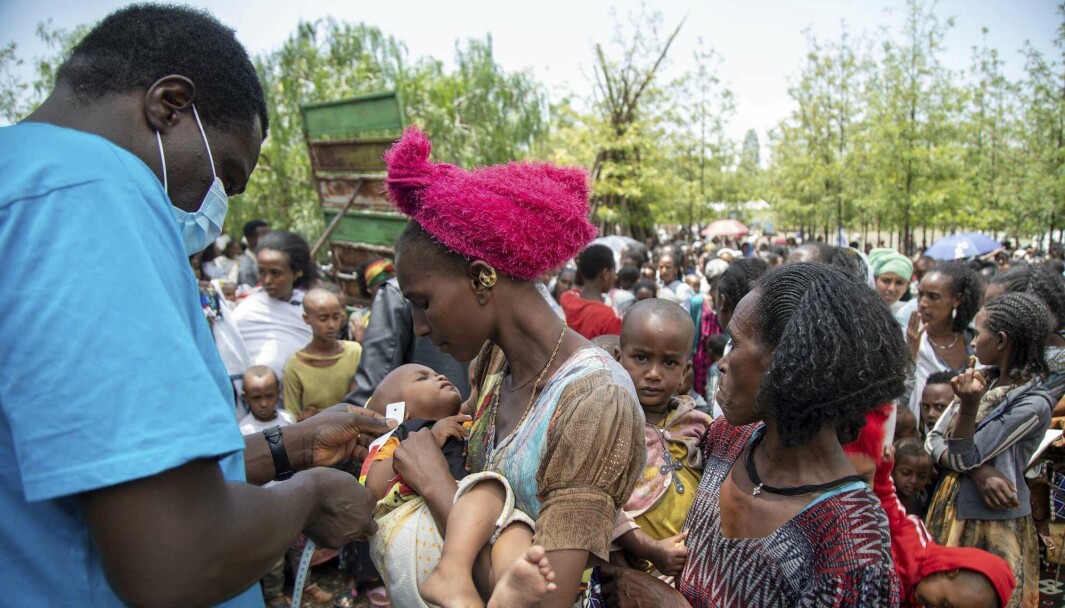 ETIOPIA: Et barn blir sjekket for underernæring av en spesialist i Tigray-regionen i Etiopia. ETIOPIA: Et barn blir sjekket for underernæring av en spesialist i Tigray-regionen i Etiopia.
