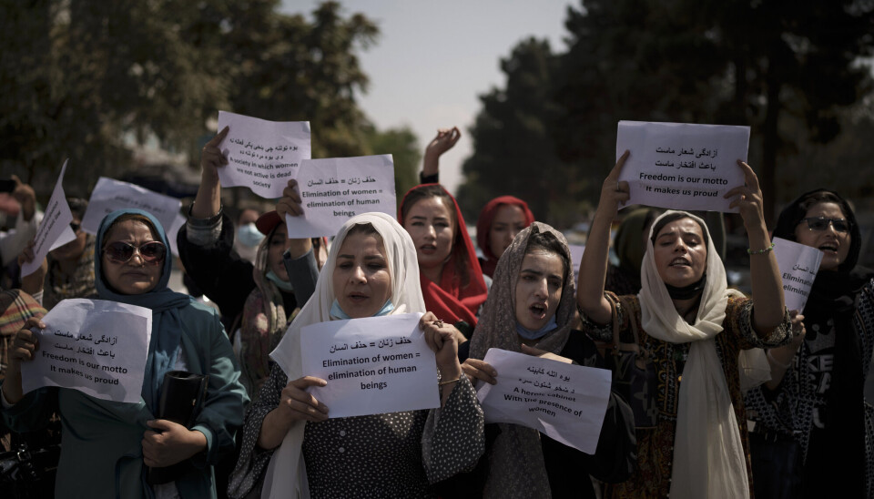 RETTIGHETER: Afghanske kvinner marsjerer for å kreve sine rettigheter under en demonstrasjon ved det tidligere departementet for kvinnesaker i Kabul søndag.