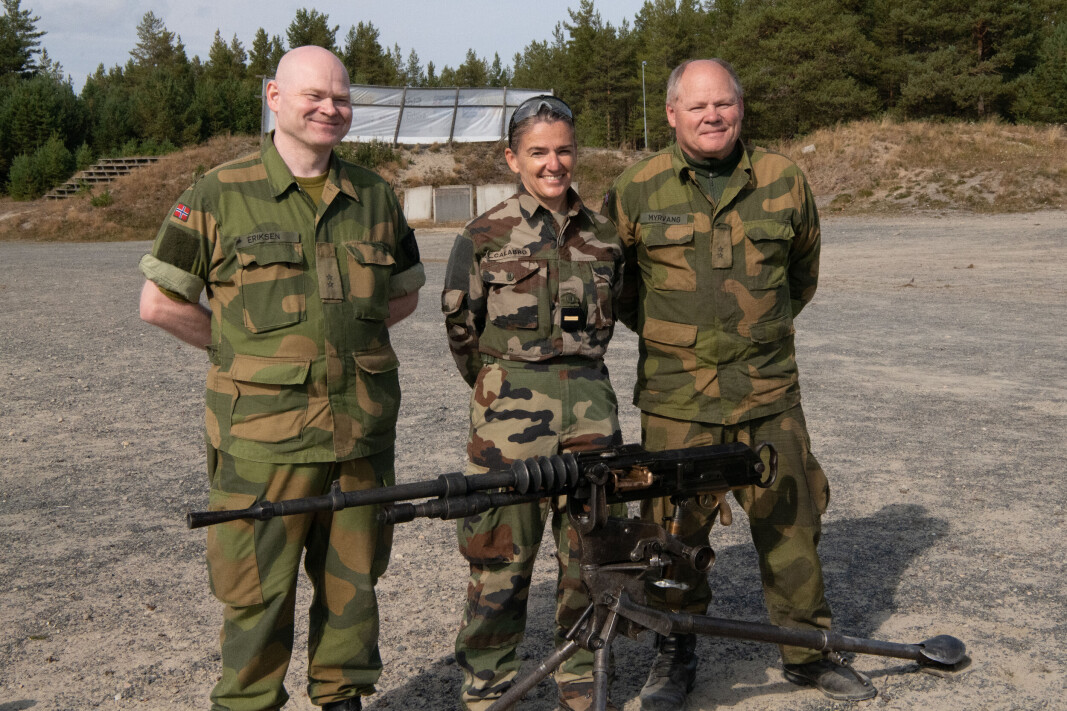 ELVERUM: Håvar Eriksen fra Elverum tekniske verksted, Laetita Calabro fra den franske ambassaden og våpenhistoriker Folke Myrvang. ELVERUM: Håvar Eriksen fra Elverum tekniske verksted, Laetita Calabro fra den franske ambassaden og våpenhistoriker Folke Myrvang.
