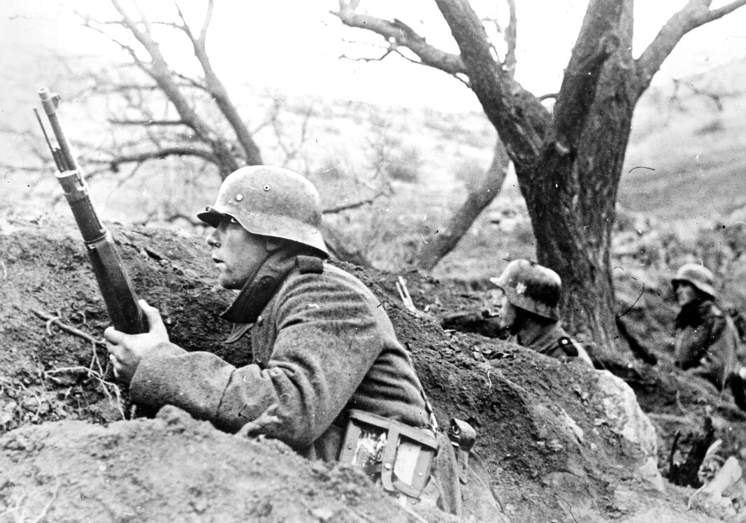 SKYTTERGRAV: Kulde og eksponering for dårlig vær har krevd mange menneskeliv, skriver innleggsforfatterene. På bildet er tyske soldater ved østfronten på Krim under 2. verdenskrig januar 1942. SKYTTERGRAV: Kulde og eksponering for dårlig vær har krevd mange menneskeliv, skriver innleggsforfatterene. På bildet er tyske soldater ved østfronten på Krim under 2. verdenskrig januar 1942.