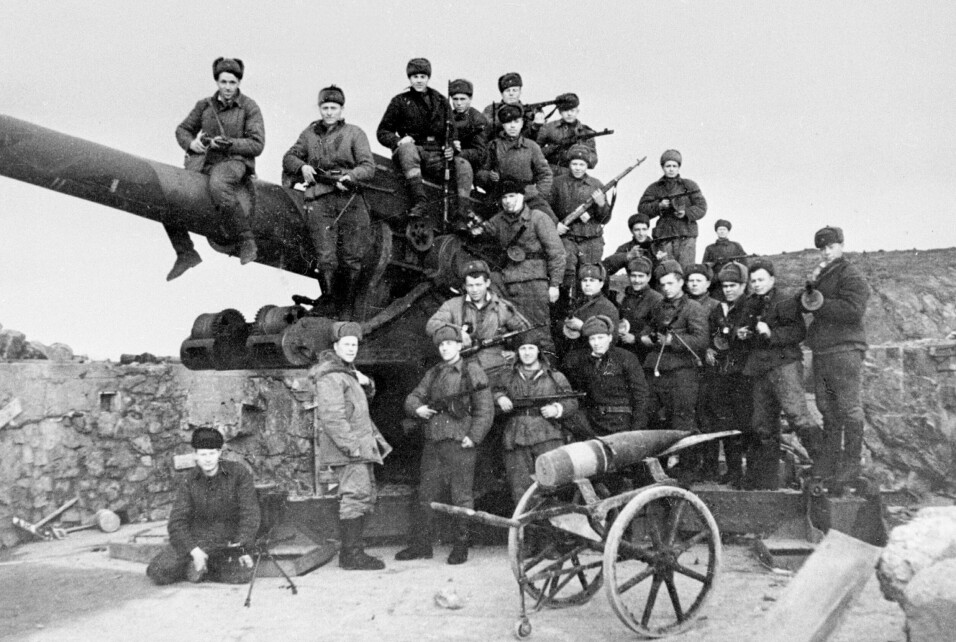 EROBRET: Tyske styrker brukte mye erobret fransk materiell ved kystfortene i Norge. Her poserer soldater fra den røde arme med en kanon etter frigjøringen av Finnmark.