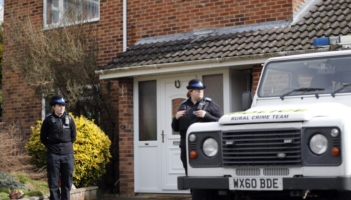 Britisk politi utenfor huset til Sergej Skripal i Salisbury i England 6. mars 2018 etter at den tidligere russiske dobbeltagenten og datteren hans ble forgiftet. Britisk politi utenfor huset til Sergej Skripal i Salisbury i England 6. mars 2018 etter at den tidligere russiske dobbeltagenten og datteren hans ble forgiftet.