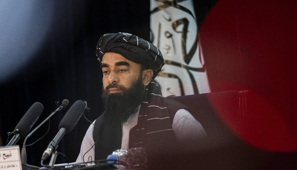 PRESSEKONFERANSE: Talibans Zabihullah Mujahid beklager og lover at kvinner skal få ta utdanning, men at det forbeholder at de har kvinnelige lærere.