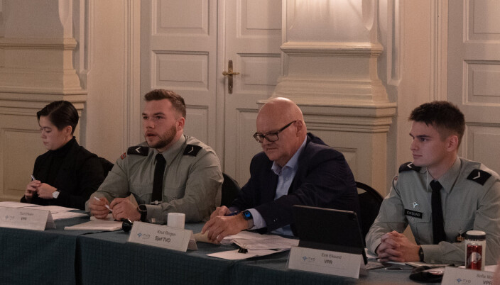 VIKTIG: Tord Kummeneje Eriksen (nr. 2 fra venstre) holder en orientering om neste års soldataksjon før de vernepliktige stemmer over tema. VIKTIG: Tord Kummeneje Eriksen (nr. 2 fra venstre) holder en orientering om neste års soldataksjon før de vernepliktige stemmer over tema.