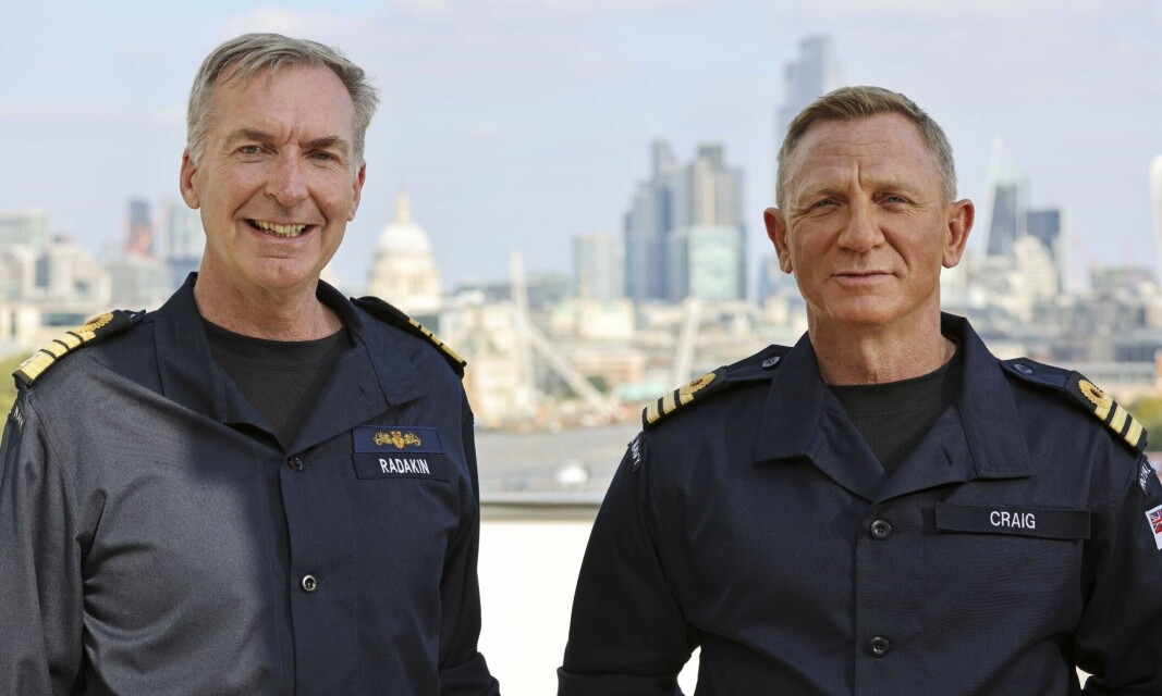 LONDON: Daniel Craig sammen med marinesjef Tony Radakin (t.v) i London. LONDON: Daniel Craig sammen med marinesjef Tony Radakin (t.v) i London.