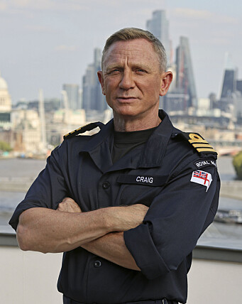 OFFISER: Craigs grad matcher nå graden til agent 007. OFFISER: Craigs grad matcher nå graden til agent 007.