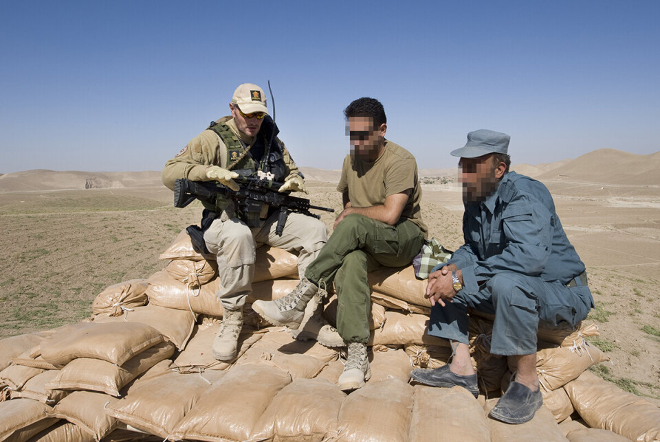 Den norske politimannen Sverre Sørberg på jobb sammen med en tolk og en lokal politileder i Faryab i 2010.