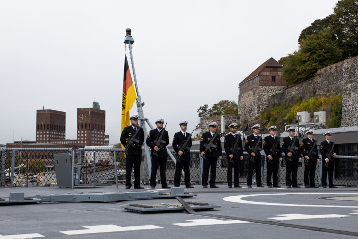 OPPSTILLING: Det tyske mannskapet på «Sachsen-Anhalt» sto fredag oppstilt på dekk. I bakgrunnen er Oslo rådhus. OPPSTILLING: Det tyske mannskapet på «Sachsen-Anhalt» sto fredag oppstilt på dekk. I bakgrunnen er Oslo rådhus.