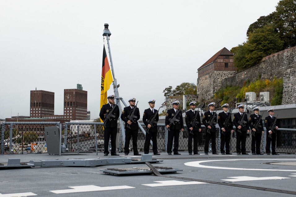 OPPSTILLING: Det tyske mannskapet på «Sachsen-Anhalt» sto fredag oppstilt på dekk. I bakgrunnen er Oslo rådhus.