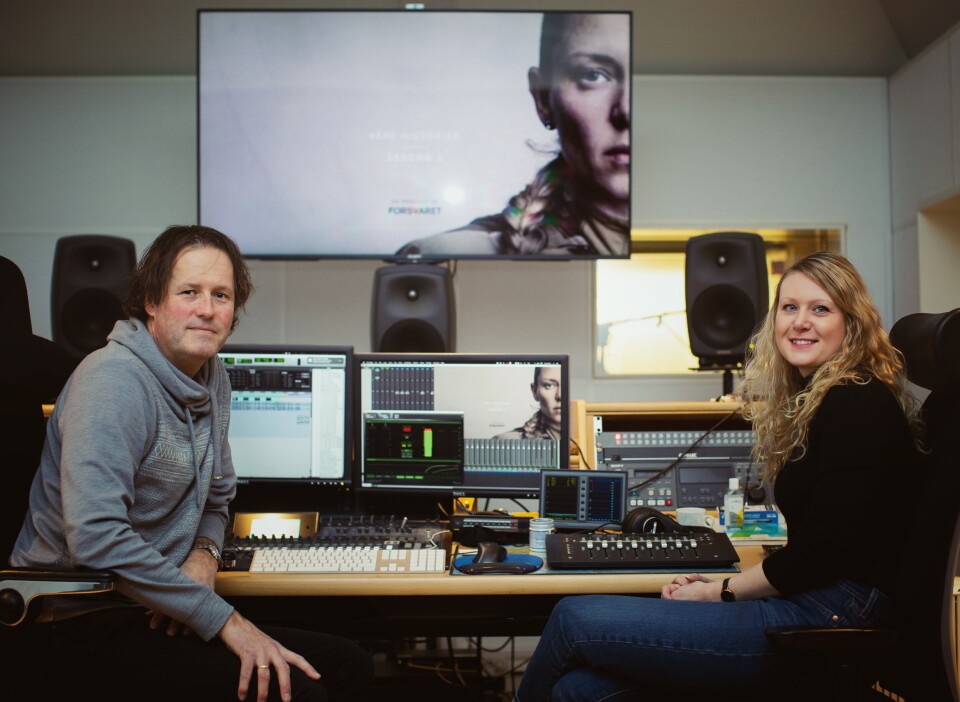 I STUDIO: Lars Jørgen Bergsund står for lyddesign og Hanne Marie Maugesten for intervju, manus og fortellerstemme når Forsvaret spiller inn podkasten «Våre historier».