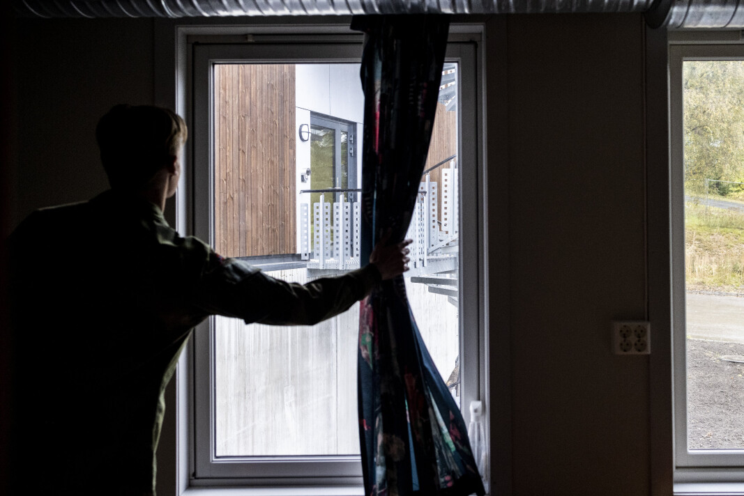 UTSIKTEN: Noen meter unna kaserne fem på Kolsås leir står en ny mannskapsforlegning soldatene ikke får lov å ta i bruk. UTSIKTEN: Noen meter unna kaserne fem på Kolsås leir står en ny mannskapsforlegning soldatene ikke får lov å ta i bruk.