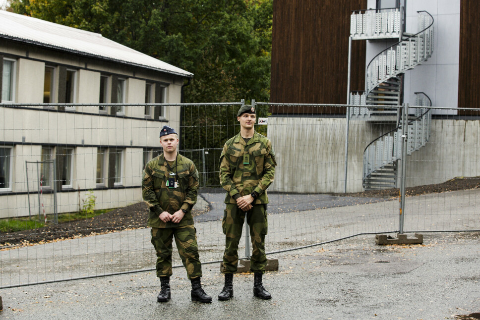 VIL FLYTTE: Tomas Haugnes (t.v.) og Josef Reindal vil at soldater på Kolsås skal kunne flytte inn til den nye kasernen til høyre.
