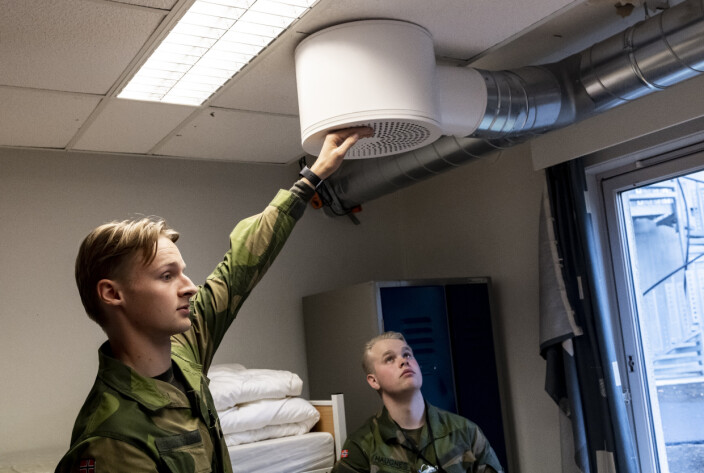 INNEKLIMA: Soldatene Josef Reindal og Tomas Haugnes var i høst bekymret for tilstanden på kasernen flere soldater bodde i. INNEKLIMA: Soldatene Josef Reindal og Tomas Haugnes var i høst bekymret for tilstanden på kasernen flere soldater bodde i.