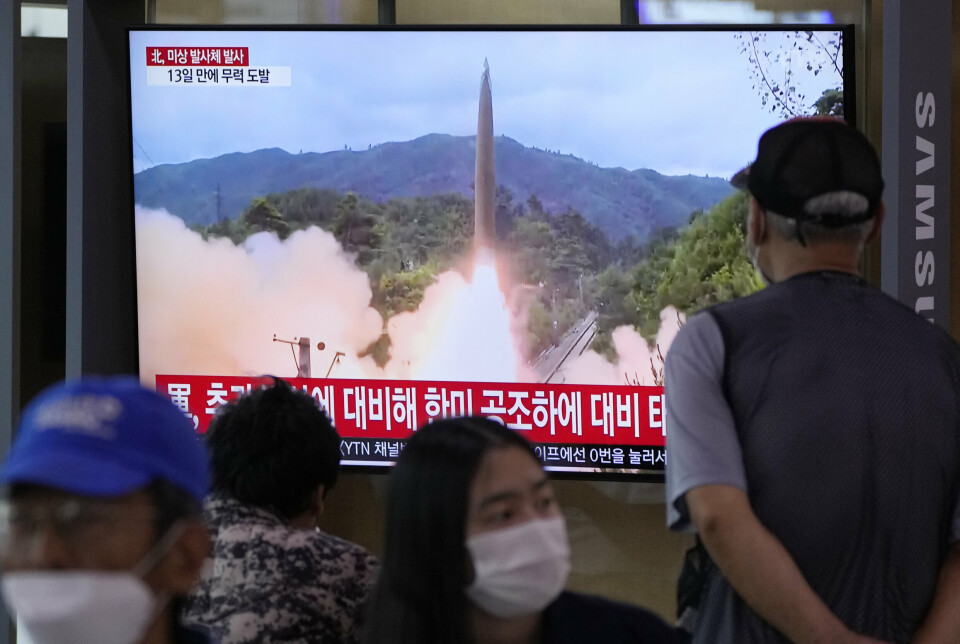 TEST: En TV-skjerm ved Seoul jernbanestasjon i den sørkoreanske hovedstaden viser arkivbilder av en raketttest mens det meldes om en ny test fra nabolandet i nord.