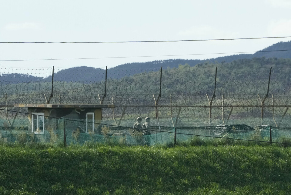 PÅ GRENSA: Sørkoreanske soldater patruljerer grensa mot Nord-Korea. Nesten samtidig som meldingene om prosjektilet kom, sa Nord-Korea i FN at landet har rett til å teste våpen.