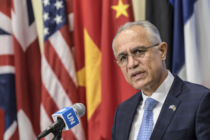 UTE: Ghulam M. Isaczai, Afghanistans tidligere ambassadør til FN, representerer ikke lenger regjeringen i Kabul. UTE: Ghulam M. Isaczai, Afghanistans tidligere ambassadør til FN, representerer ikke lenger regjeringen i Kabul.
