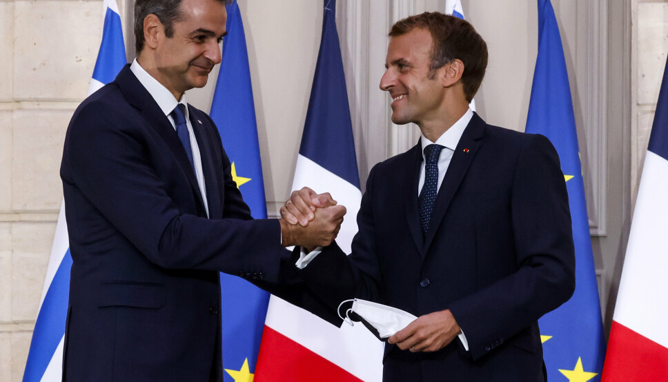 AVTALE: Hellas' statsminister Kyriakos Mitsotakis og Frankrikes Emmanuel Macron tok hverandre i hånden tirsdag etter at landene hadde signert en ny forsvarsavtale.