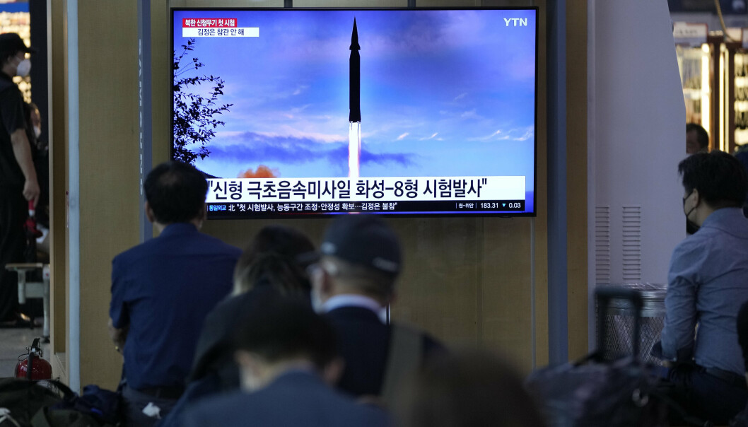 SENDT PÅ TV: Nord-Koreas rakettoppskyting ble vist på TV på en togstasjon i Seoul, hovedstaden i nabolandet Sør-Korea onsdag 29. september.