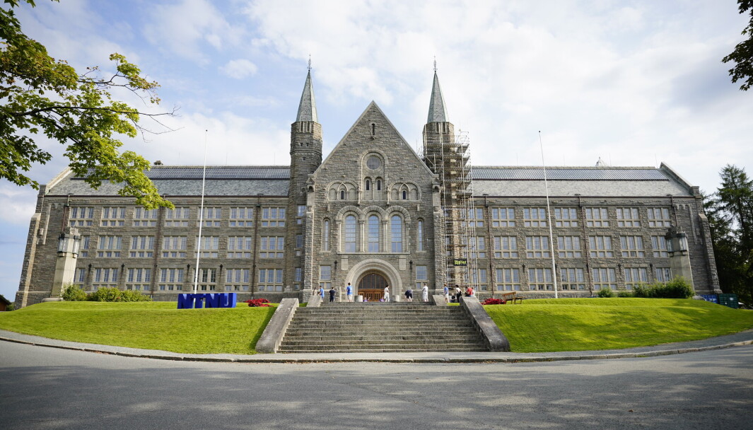 NTNU: En professor ved NTNU er tiltalt for å ha delt informasjon om forsvarsmateriell med forskere fra Iran. NTNU: En professor ved NTNU er tiltalt for å ha delt informasjon om forsvarsmateriell med forskere fra Iran.