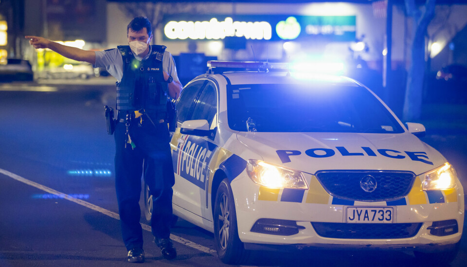 NY LOV: En politimann står utenfor åstedet for et knivangrep i Auckland, New Zealand 03. september 2021.
