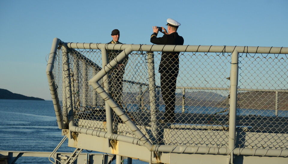 FOTOGRAFERT: Generalløytnant Odlo sørget for å få et bilde av seg selv med det russiske skipet i bakgrunnen.
