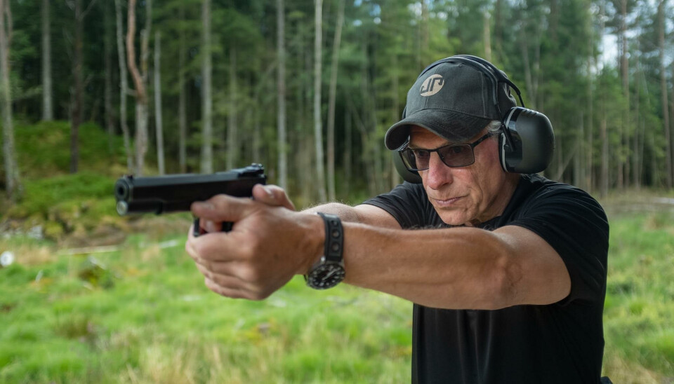 TREFFSIKKER: Flemming Pedersen har blitt tildelt Forsvarsmedaljen. 62-åringen begynte som instruktør på 90-tallet, men holder fortsatt enkelte kurs i Forsvaret.