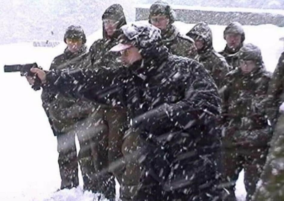 KURS: Flemming Pedersen på kurs med soldater som skal tjenestegjøre i Bosnia.