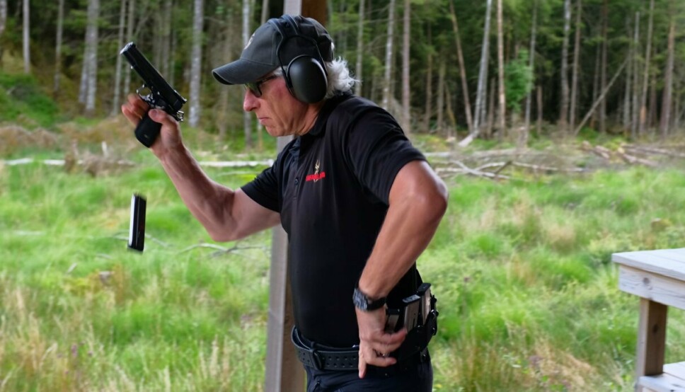 KJAPP PÅ AVTREKKEREN: Flemming Pedersen har vært på det norske landslaget i 20 år og konkurrerer innen dynamisk pistolskyting.