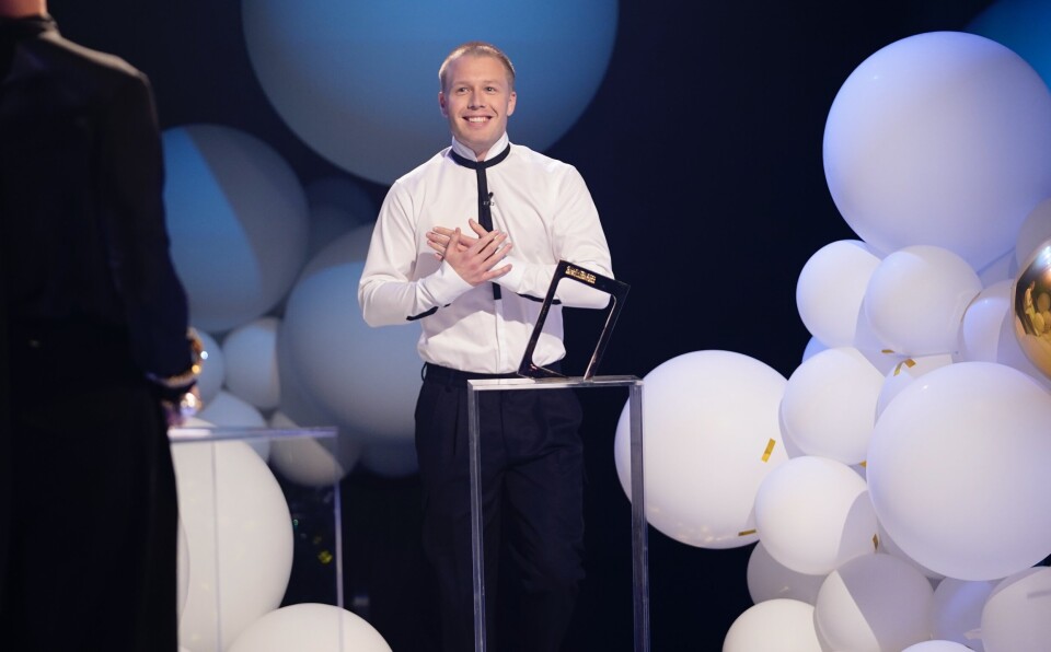 PRISBELØNNET: Serieskaper og skuespiller Herman Flesvig mottok Gullruten for beste humorprogram i 2021.