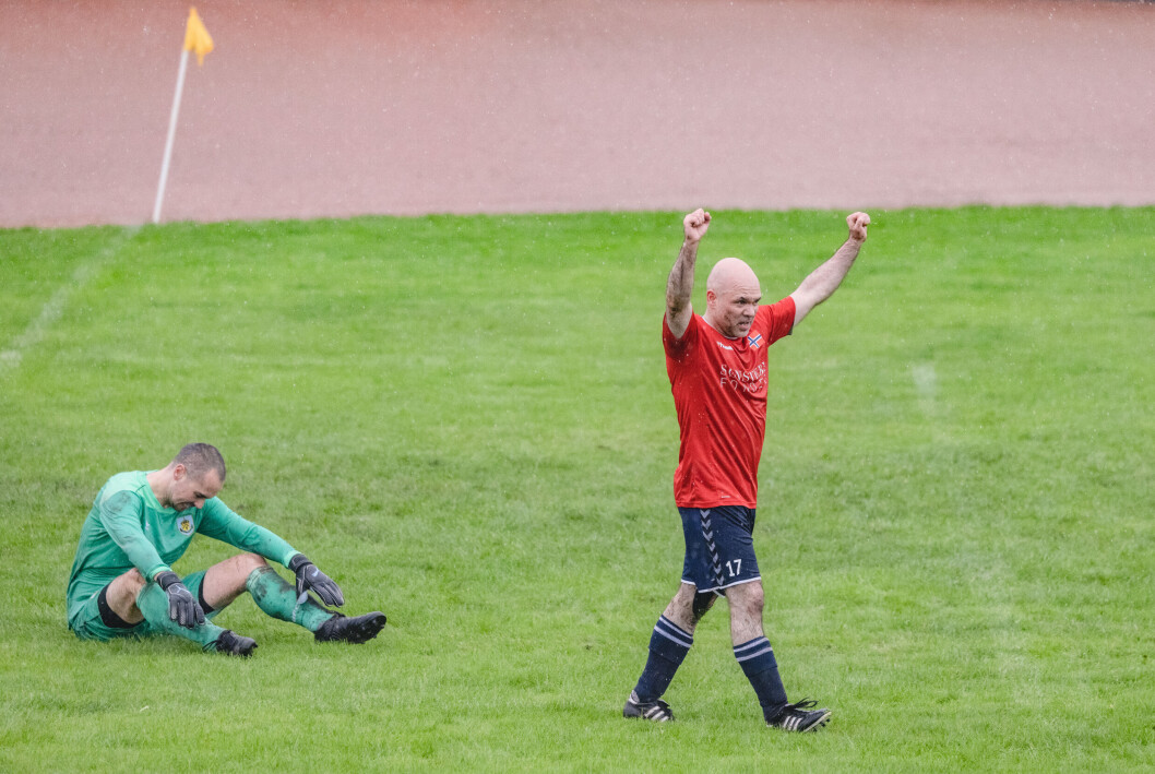 MÅL: Kjell Heiberg fintet ut keeperen og satte inn Norges femte og siste mål i kampen mot England. MÅL: Kjell Heiberg fintet ut keeperen og satte inn Norges femte og siste mål i kampen mot England.