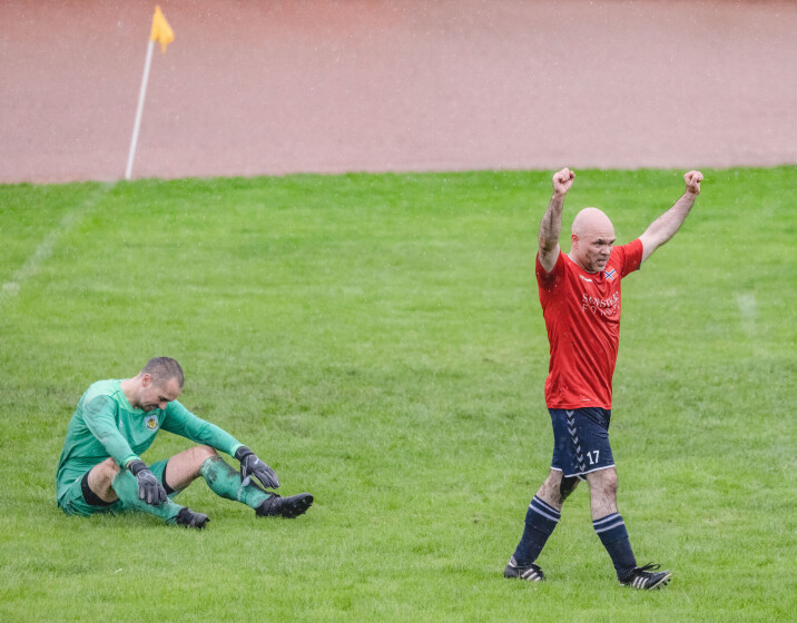 MÅL: Kjell Heiberg fintet ut keeperen og satte inn Norges femte og siste mål i kampen mot England.