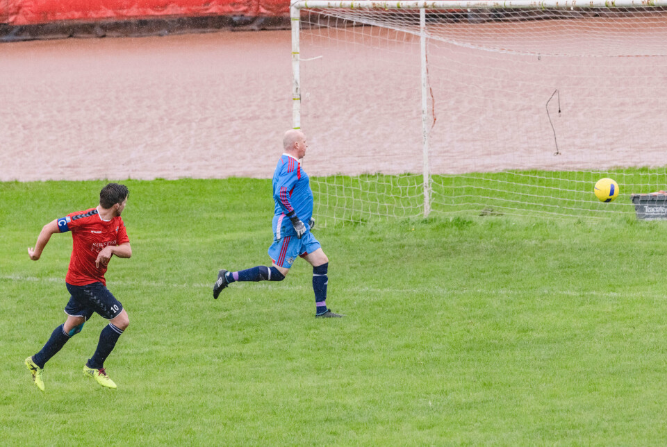 FØRSTE SCORING: Stian Wassbakk scorer Norges første mål i cupen mot Nord-Irland.