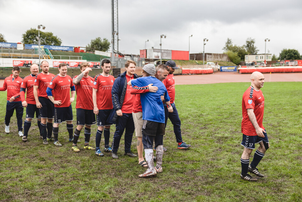 TAKK: Spillerne takker hverandre for innsatsen etter straffekonkurransen.