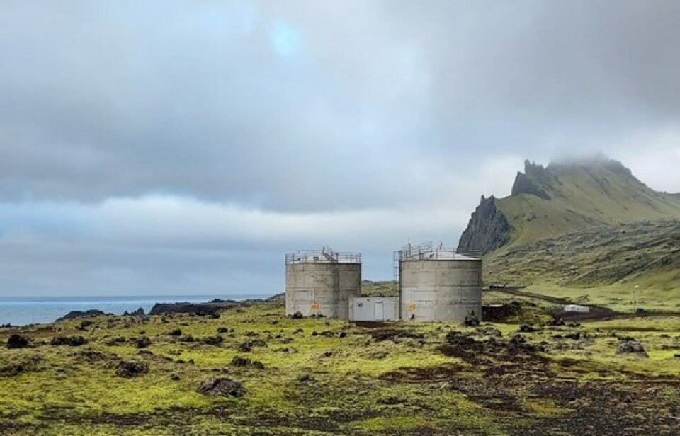 MÅ SIKRES: Dette tankanlegget ved Olonkinbyen på Jan Mayen er ikke tilfredsstillende, mener Statsforvalteren.