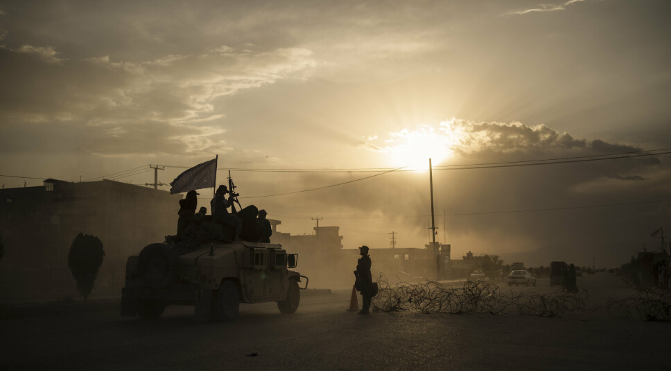 KABUL: Taliban i et erobret amerikansk Humvee-feltkjøretøy passerer en veisperring. Nå skal USA og Taliban ha nye samtaler i Qatar.