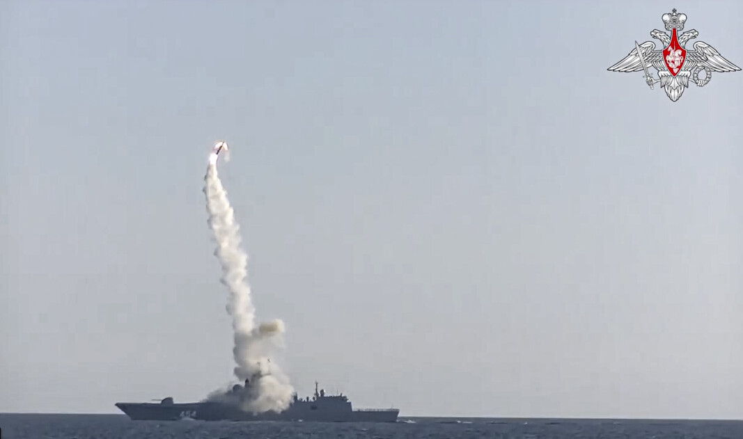 ZIRCON: Dette bildet, frigitt av det russiske forsvarsdepartementet, viser en testskyting av den hypersoniske raketten i Kvitsjøen tidligere i år. ZIRCON: Dette bildet, frigitt av det russiske forsvarsdepartementet, viser en testskyting av den hypersoniske raketten i Kvitsjøen tidligere i år.