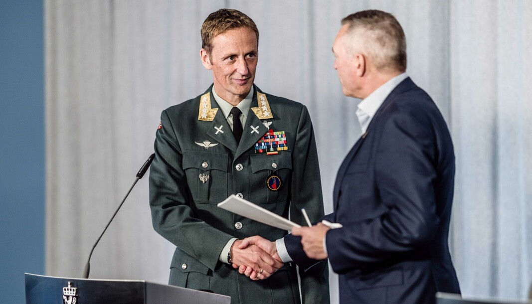 AFGHANISTAN-RAPPORT: Forsvarssjef Eirik Kristoffersen overleverer rapporten etter Afghanistan-undersøkelsen til forsvarsminister Frank Bakke-Jensen. AFGHANISTAN-RAPPORT: Forsvarssjef Eirik Kristoffersen overleverer rapporten etter Afghanistan-undersøkelsen til forsvarsminister Frank Bakke-Jensen.