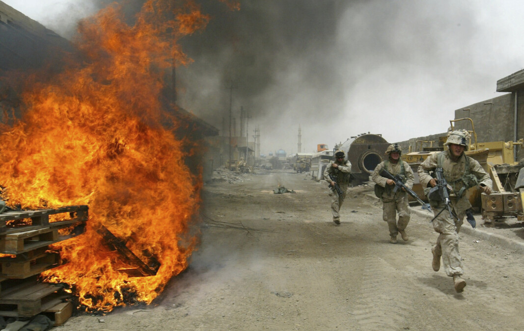 IRAK: Soldater fra U.S. Marines i Fallujah, Irak, brant stillingene sine før de trakk seg ut av byen i 2004. Irak-krigen er én av mange som USA involverte seg i etter 11. september 2001. IRAK: Soldater fra U.S. Marines i Fallujah, Irak, brant stillingene sine før de trakk seg ut av byen i 2004. Irak-krigen er én av mange som USA involverte seg i etter 11. september 2001.