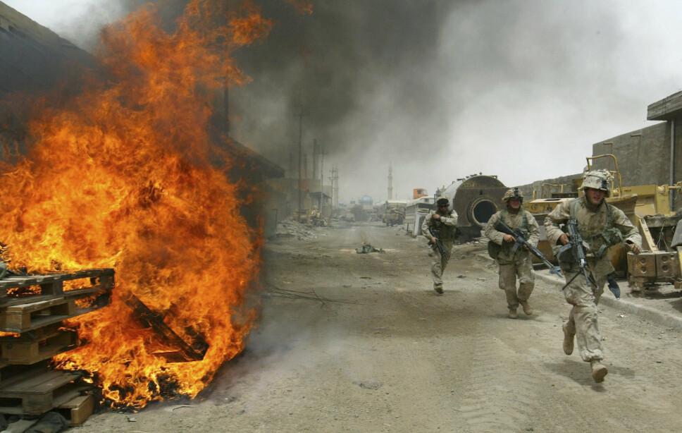 IRAK: Soldater fra U.S. Marines i Fallujah, Irak, brant stillingene sine før de trakk seg ut av byen i 2004. Irak-krigen er én av mange som USA involverte seg i etter 11. september 2001.