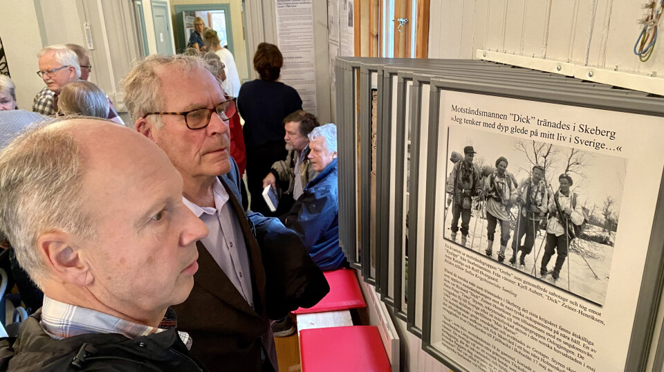 SABOTØR-HISTORIER: Ole Kristian Grimnes (bak) og Stein Wilhelm Åsland, tidligere nestkommanderende ved Forsvarsmuseet leser historien til noen av sabotørene. SABOTØR-HISTORIER: Ole Kristian Grimnes (bak) og Stein Wilhelm Åsland, tidligere nestkommanderende ved Forsvarsmuseet leser historien til noen av sabotørene.