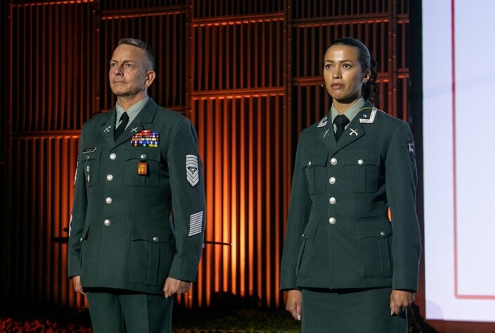 MOT: Major Edith Mutamuliza Alnes. Her sammen med Runne Wenneberg, sjefssersjant for Hæren. MOT: Major Edith Mutamuliza Alnes. Her sammen med Runne Wenneberg, sjefssersjant for Hæren.