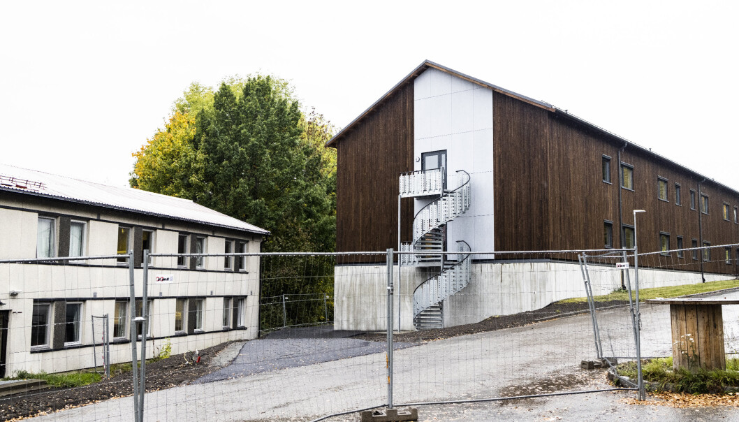 KASERNE: Titalls soldater bor i en kaserne fra 1950-tallet på Kolsås. Rett ved siden av står en splitter ny kaserne som soldatene ikke kan flytte inn som følge av et vedtak fra Statsforvalteren i Oslo og Viken. KASERNE: Titalls soldater bor i en kaserne fra 1950-tallet på Kolsås. Rett ved siden av står en splitter ny kaserne som soldatene ikke kan flytte inn som følge av et vedtak fra Statsforvalteren i Oslo og Viken.