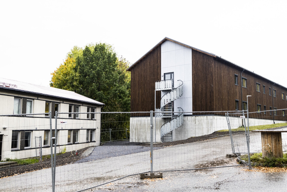 KASERNE: Forsvaret flytter soldater ut fra kasernen fra 1954 på grunn dårlig inneklima. Ifølge Forsvarsbygg kan soldatene tidligst ta i bruk den nye mannskapsforlegningen til høyre i bildet på nyåret.