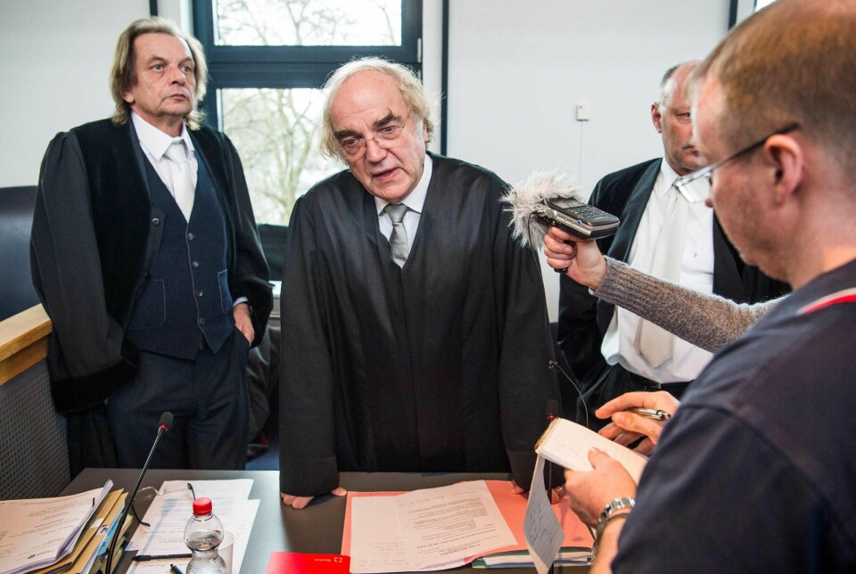 I RETTEN: Advokat Thomas Walther snakker med reportere under første dag av saken mot Hubert Zafke, som var tiltalt for medvirkning til 3681 drap i Auschwitz. Bildet er fra 29. februar 2016.