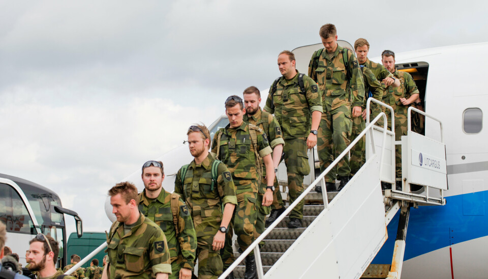 BALANSE: Utenlandsoppdrag og pendling kan føre til utfordringer med å balansere jobb og familie. Bildet viser norske soldater på vei hjem etter oppdrag i Litauen.