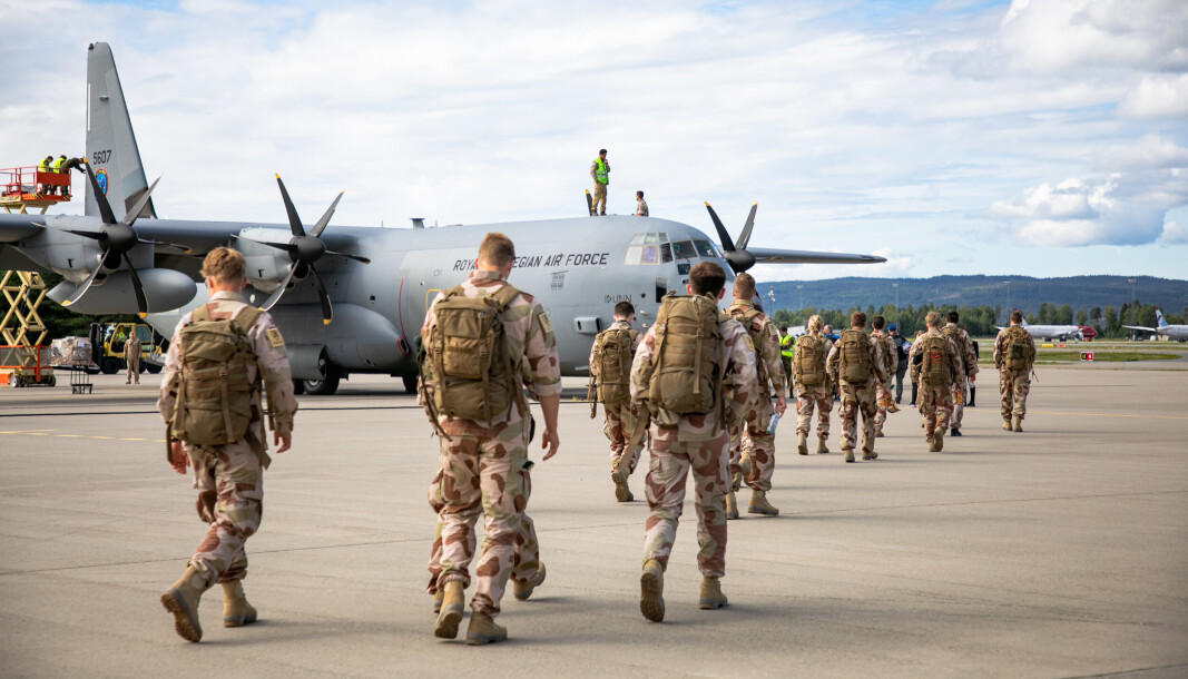 MENN I FORSVARET: Samfunnet har blitt mer likestilt, men henger Forsvaret med i utviklingen? Det skal diskuteres på et seminar 11.oktober. Bildet viser norske soldater på vei til Irak og har ingen tilknytning til seminaret. MENN I FORSVARET: Samfunnet har blitt mer likestilt, men henger Forsvaret med i utviklingen? Det skal diskuteres på et seminar 11.oktober. Bildet viser norske soldater på vei til Irak og har ingen tilknytning til seminaret.