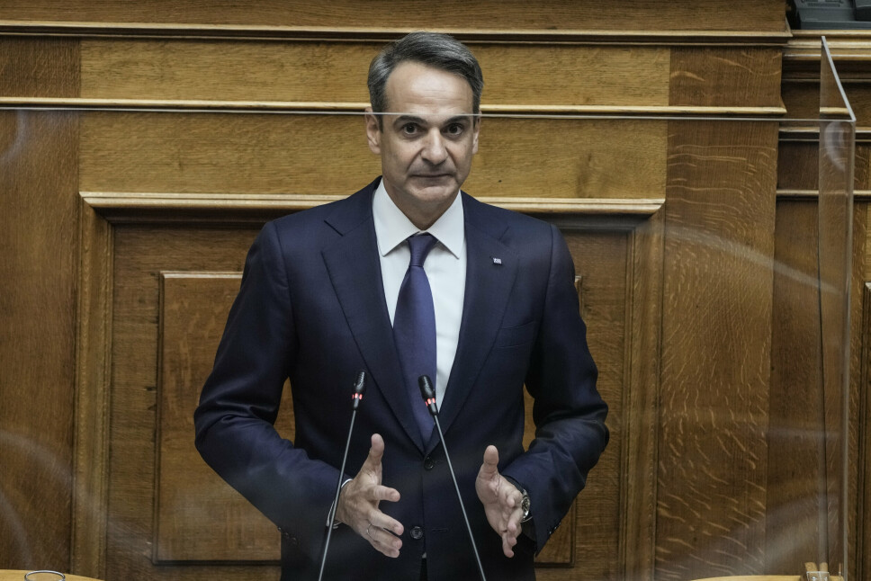 Hellas' statsminister Kyriakos Mitsotakis i nasjonalforsamlingen i Aten torsdag. Hellas har inngått en omfattende, femårig forsvarsavtale med Frankrike.
