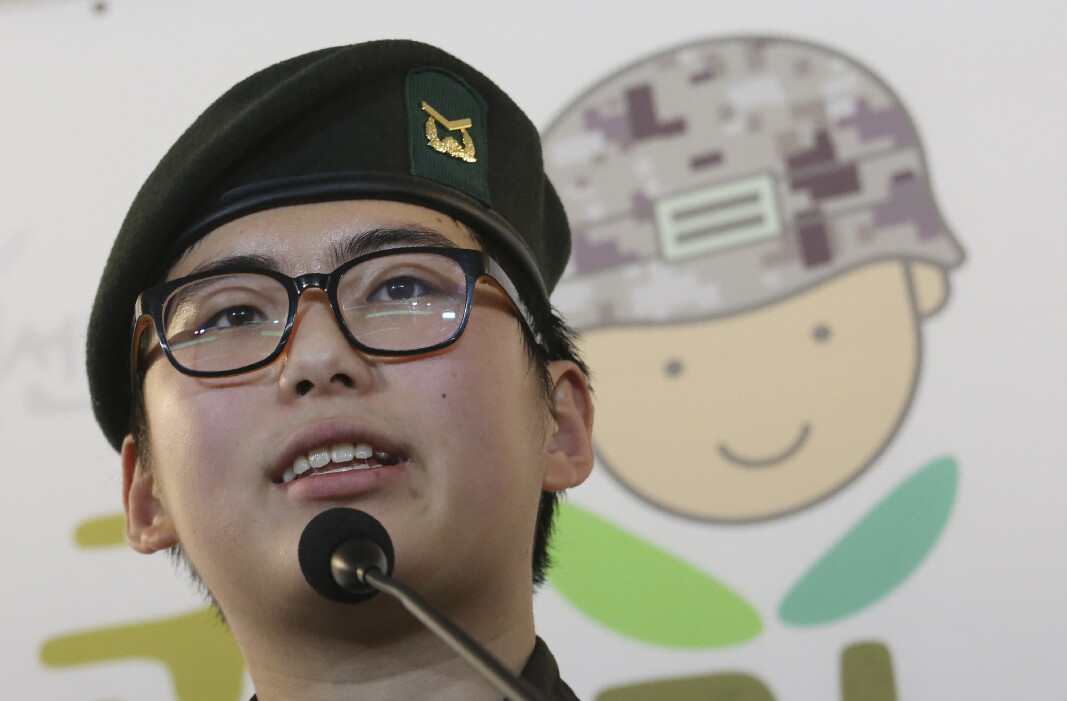 PROTESTERTE: Byun Hui-su talte på en pressekonferanse kort tid etter at hun mistet jobben. Der uttrykket hun et sterkt ønske om å fortsette i forsvaret. PROTESTERTE: Byun Hui-su talte på en pressekonferanse kort tid etter at hun mistet jobben. Der uttrykket hun et sterkt ønske om å fortsette i forsvaret.